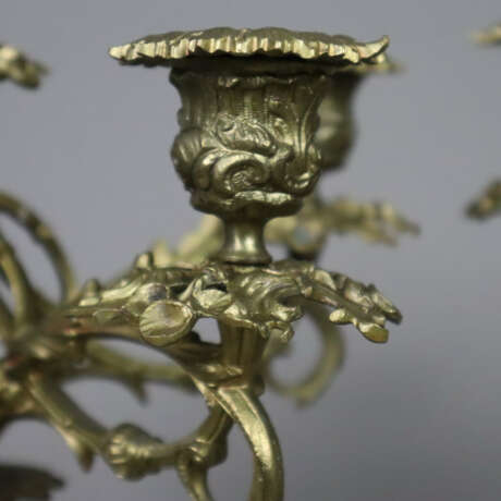 Ein Paar Kerzenleuchter im Rokokostil - Messing, a… - фото 2 Ein Paar Kerzenleuchter im Rokokostil - Messing, a… - фото 2