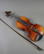 Instruments and tools. Geige mit Bogen im Geigenkoffer - auf dem Etikett …