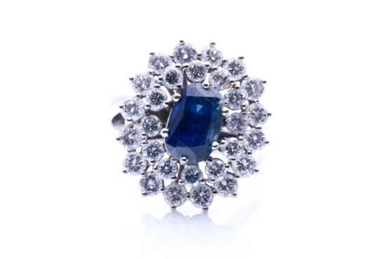 Saphir-Ring mit in der Höhe variierender Diamanten-Entourage - Foto 1 Saphir-Ring mit in der Höhe variierender Diamanten-Entourage - Foto 1