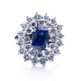 Saphir-Ring mit in der Höhe variierender Diamanten-Entourage - Foto 1