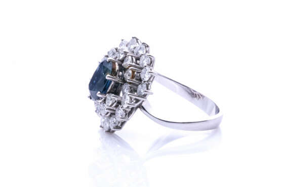 Saphir-Ring mit in der Höhe variierender Diamanten-Entourage - Foto 2 Saphir-Ring mit in der Höhe variierender Diamanten-Entourage - Foto 2