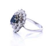 Saphir-Ring mit in der Höhe variierender Diamanten-Entourage - Foto 2
