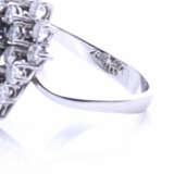 Saphir-Ring mit in der Höhe variierender Diamanten-Entourage - Foto 3