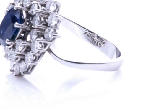 Saphir-Ring mit in der Höhe variierender Diamanten-Entourage - Foto 3 Saphir-Ring mit in der Höhe variierender Diamanten-Entourage - Foto 3
