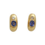 Ohrringe mit je 1 ovalen blau-violetten Saphir, zusammen ca. 1,2 ct - photo 1