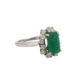 Ring mit Smaragd umrahmt von Brillanten zusammen ca. 0,60 ct - photo 2