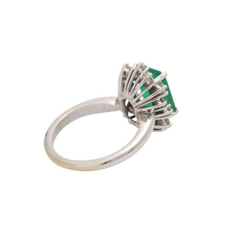 Ring mit Smaragd umrahmt von Brillanten zusammen ca. 0,60 ct - фото 3