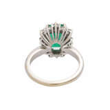 Ring mit Smaragd umrahmt von Brillanten zusammen ca. 0,60 ct - фото 4