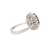 Ring mit oval fac. Saphir von 5,5 ct, entouriert von 16 Brillanten, - Foto 3