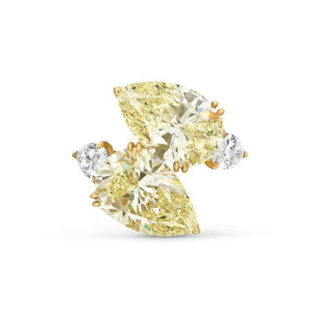 VAN CLEEF & ARPELS COLOURED DIAMOND AND DIAMOND RING - photo 1