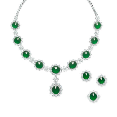 SUITE OF JADEITE AND DIAMOND JEWELLERY - фото 1