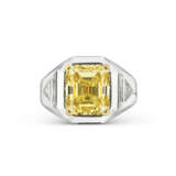 COLOURED DIAMOND AND DIAMOND RING - photo 1