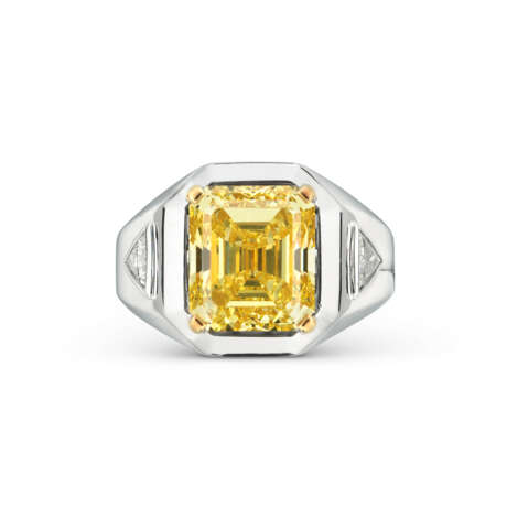 COLOURED DIAMOND AND DIAMOND RING - photo 1 COLOURED DIAMOND AND DIAMOND RING - photo 1