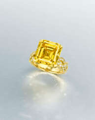 COLOURED DIAMOND AND DIAMOND RING