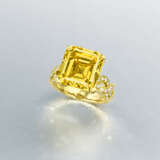 COLOURED DIAMOND AND DIAMOND RING - photo 1