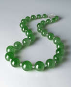Halsketten. JADEITE BEAD AND DIAMOND NECKLACE