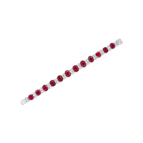 AN EXCEPTIONAL RUBY AND DIAMOND BRACELET - фото 2