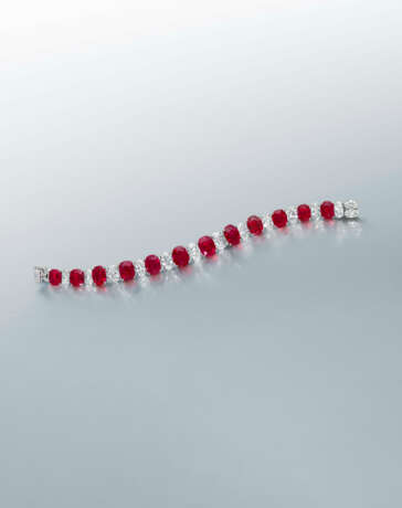 AN EXCEPTIONAL RUBY AND DIAMOND BRACELET - фото 3