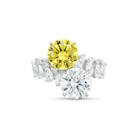 COLOURED DIAMOND AND DIAMOND RING - photo 1