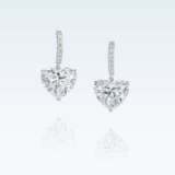 AN ELEGANT PAIR OF DIAMOND EARRINGS - photo 1
