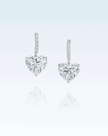 AN ELEGANT PAIR OF DIAMOND EARRINGS - photo 1