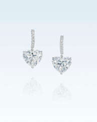 AN ELEGANT PAIR OF DIAMOND EARRINGS