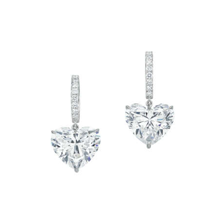 AN ELEGANT PAIR OF DIAMOND EARRINGS - photo 2