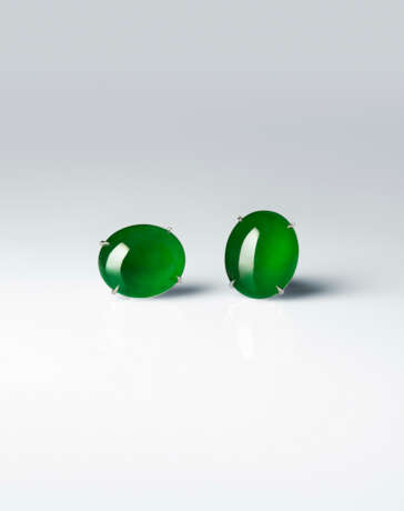 PAIR OF IMPORTANT JADEITE EARRINGS - photo 1