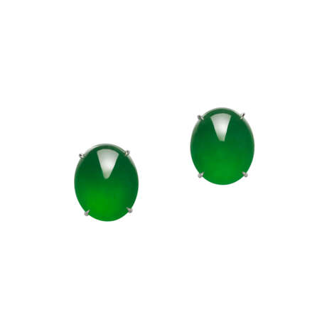 PAIR OF IMPORTANT JADEITE EARRINGS - photo 2