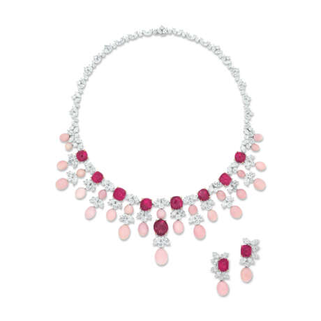 SET OF CONCH PEARL, SPINEL AND DIAMOND JEWELLERY - photo 1 SET OF CONCH PEARL, SPINEL AND DIAMOND JEWELLERY - photo 1