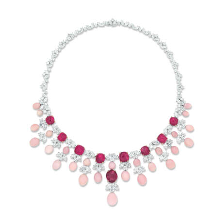 SET OF CONCH PEARL, SPINEL AND DIAMOND JEWELLERY - photo 2 SET OF CONCH PEARL, SPINEL AND DIAMOND JEWELLERY - photo 2