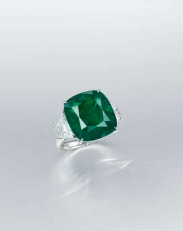 AN IMPRESSIVE EMERALD AND DIAMOND RING - photo 1
