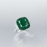 AN IMPRESSIVE EMERALD AND DIAMOND RING - photo 1