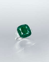 AN IMPRESSIVE EMERALD AND DIAMOND RING