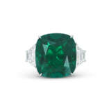 AN IMPRESSIVE EMERALD AND DIAMOND RING - photo 2