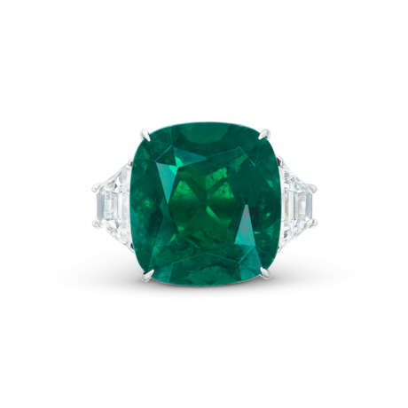 AN IMPRESSIVE EMERALD AND DIAMOND RING - photo 2