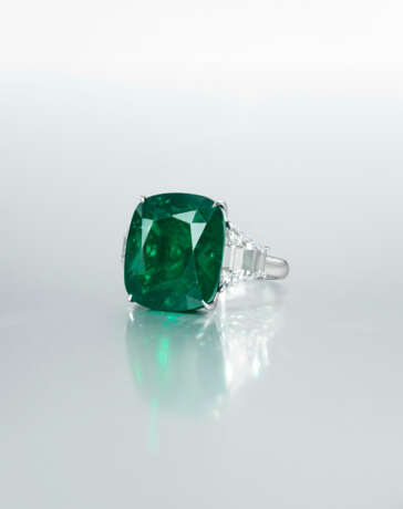 AN IMPRESSIVE EMERALD AND DIAMOND RING - photo 3