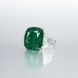 AN IMPRESSIVE EMERALD AND DIAMOND RING - photo 3