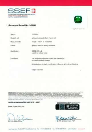 AN IMPRESSIVE EMERALD AND DIAMOND RING - photo 4