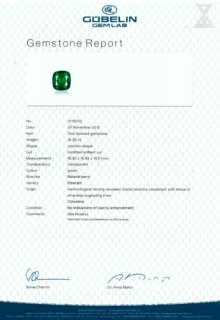 AN IMPRESSIVE EMERALD AND DIAMOND RING - photo 6