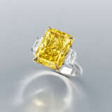 COLOURED DIAMOND AND DIAMOND RING - photo 1