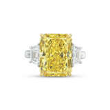 COLOURED DIAMOND AND DIAMOND RING - photo 2