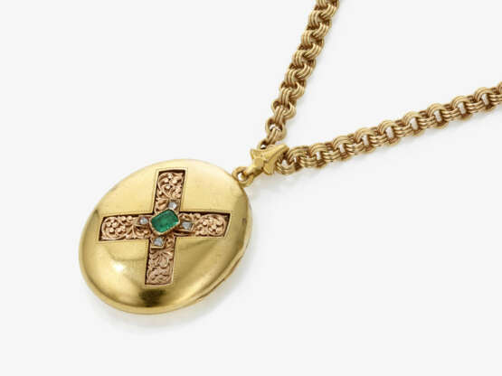 A necklace with locket pendant set with an emerald and rose-cut diamonds - фото 1