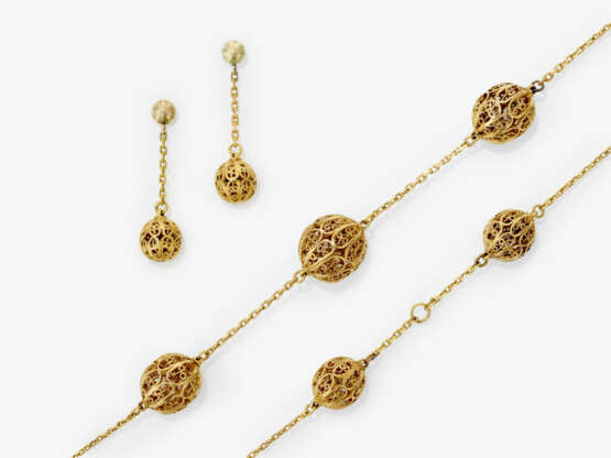 A necklace and drop earrings with cut-out egg-shaped links - фото 1 A necklace and drop earrings with cut-out egg-shaped links - фото 1