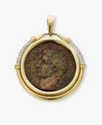 Ювелирные изделия. A coin pendant with small brilliant-cut diamonds