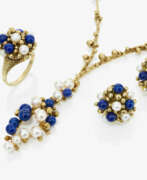 Ювелирные изделия. A parure with necklace, stud earrings, and ring with lapis lazuli and cultured pearls