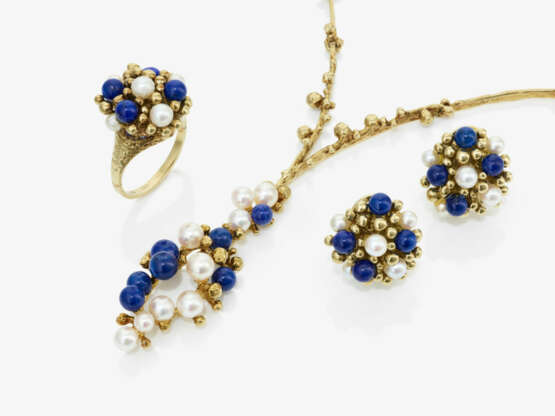 A parure with necklace, stud earrings, and ring with lapis lazuli and cultured pearls - фото 1
