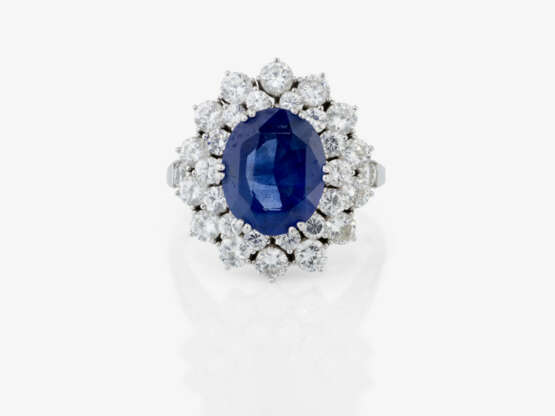 An entourage ring with sapphire and brilliant-cut diamonds - фото 2 An entourage ring with sapphire and brilliant-cut diamonds - фото 2