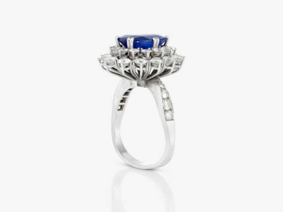 An entourage ring with sapphire and brilliant-cut diamonds - фото 3 An entourage ring with sapphire and brilliant-cut diamonds - фото 3