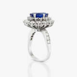 An entourage ring with sapphire and brilliant-cut diamonds - фото 3